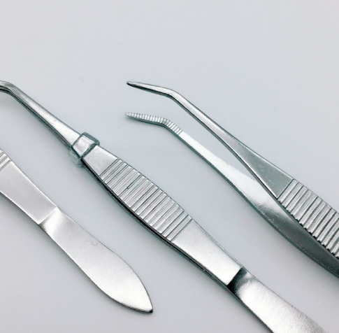 手術(shù)鑷子和手術(shù)鉗子：穩(wěn)固夾持，確保手術(shù)安全